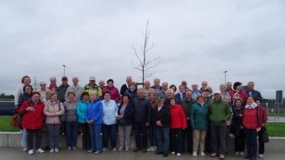 Bild: ak
Die Teilnehmer des KAB-Ausflugs stellen sich zum Erinnerungsfoto auf.