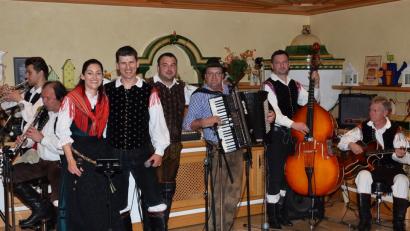 Bild: fjo
Klaus Wittmann (Dritter von rechts) erhält die Ehre, mittendrin im „Gorenjski Kvintet“ aus Oberkrain sein musikalisches Können unter Beweis zu stellen.