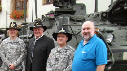 Bild: u
Ähnlich wie beim Freundschaftstreffen im August 2011 werden Stryker-Fahrzeuge vor dem Rathaus stationiert, die die Festbesucher inspizieren können. Damals dabei (von links): Bataillonskommandeur Kendric Robbins, Bürgermeister Hans Drexler, Command Sergeant Major Jeremiah Inman und Werner Stein.