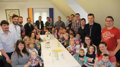 Bild: frd
Bürgermeister Martin Prey (hinten, Mitte) freute sich, dass so viele Eltern mit ihren Kindern der Einladung zum „Baby-Empfang“ gefolgt waren. Mit 16 Neugeborenen verzeichnete die Gemeinde Niedermurach 2018 einen Geburten-Rekord.