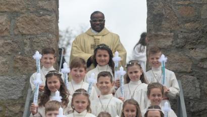 Bild: brü
Kommunion in Freudenberg: Pfarrer Moses Gudapati mit den 16 Erstkommunionkindern.