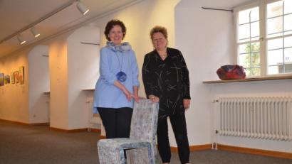 Bild: Kunz
Die Argumente von Kuratorin Susanne Kempf (links) nach neuen Ausstellungsmöglichkeiten für bildende Künstler waren nicht aus Pappe. Petra Vorsatz nimmt im Namen der Stadt Weiden einen Stuhl entgegen.