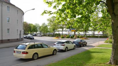 Bild: hcz
Hier ist es für Fußgänger schwer, die viel befahrene Leuchtenberger Straße zu überqueren.