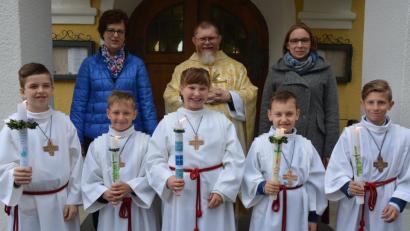 Bild: jr
Luca Lippert, Joshua Leipold, Emma Zauß, Jonas Schröder und Leon Schulze (von links) feierten in Pechbrunn Erstkommunion. Im Hintergrund (von links) Pfarrgemeinderatssprecherin Silvia Sußmann, Pfarrer Robert Ploß und Maria Müller, die die Kinder auf die Erstkommunion vorbereitete.