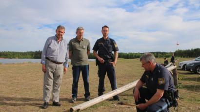 Bild: sne
Was ist das denn? Der Vizepräsident des Oberpfälzer Fischereiverbandes, Reiner Wolfrath, der Obmann der Fischereiaufseher, Bernhard Würf, Hauptmeister Jan Grimm und Hauptkommissar Erwin Ackermann (von links) begutachten den Schaden: Unbekannte haben ein Holzgeländer zerlegt und als Feuerholz missbraucht.