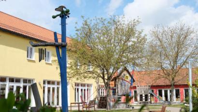 Bild: ohr
Die Gemeinde Stulln kann übergangsweise im Turnraum des Obergeschosses des St.-Christophorus-Kindergartens eine Kinderkrippe einrichten. Auch im Garten besteht die Möglichkeit, für die Kleinen einen abgetrennten Bereich zu schaffen.