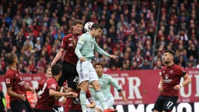 Bild: Matthias Merz/dpa
Der Nürnberger Patrick Erras (oben links) im Kopfballduell mit dem Münchner Robert Lewandowski nach einer Ecke der Bayern. Später brach sich Erras das Nasenbein.