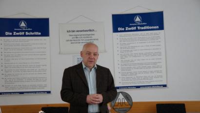 Bild: weu
Pfarrer Norbert Schlinke begrüßte zum Treffen der Anonymen Alkoholiker im Gemeindesaal der Auferstehungskirche Frauen und Männer aus der ganzen Oberpfalz.