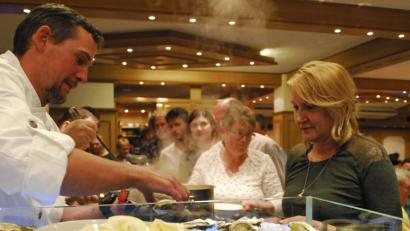 Bild: san
Gratiniert oder doch lieber ganz klassisch mit Zitrone: Bei Wolfgang Laschtowitz können die Gäste selbst entscheiden, wie sie ihre französischen Austern genießen möchten.