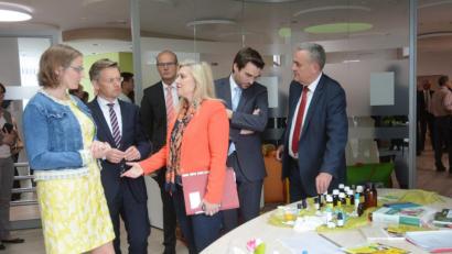 Bild: Gabi Schönberger
Erst in der vergangenen Woche war Staatsministerin Melanie Huml (Bildmitte) Gast der Kliniken Nordoberpfalz AG. In Weiden stand die Einweihung der Palliativstation auf der Tagesordnung. Am Montag im Stadtrat, ohne Huml, ging's um wirtschaftliche und personelle Fragen.