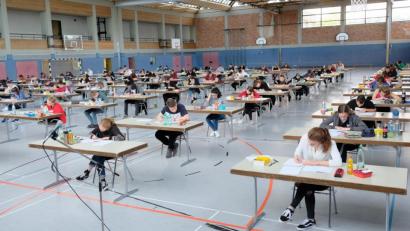 Bild: do
90 Schüler, davon 48 junge Damen, starten am Dienstag in der Mehrzweckhalle des Gymnasiums Eschenbach in die Abiturprüfungen 2019.