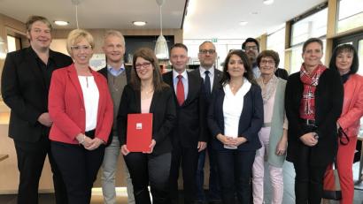 Bild: eig
Julia Zimmermann (Vierte von links) darf sich über den Sozialpreis 2018 der Weidener SPD freuen; finanziert wird die Auszeichnung von Stadtrat Matthias Loew (Dritter von links).