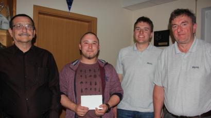 Bild: kro
Eine Spende in Höhe von 500 Euro überreichte der 1. Traktor-Oldie-Club Tirschenreuth an die Familie Walbrunn. Unser Bild zeigt (von links) Vorsitzenden Reinhard Sechser, Berthold Walbrunn, Kassierer Michael Schmid und 2. Vorsitzenden Hans Schmid.