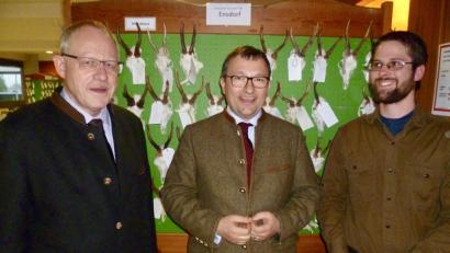 Bild: usc
Jagdberater Ekkehard Zink (links) kritisiert einige Fälle, in denen die Jäger unter den Vorgaben des Abschlussplans für Rehwild geblieben sind. BJV-Kreisvorsitzender Ruppert Schmid (Mitte) begrüßte zur Rehwildhegeschau auch den neuen Wolfsbeauftragten für die Oberpfalz, Wolfgang Martini (rechts).
