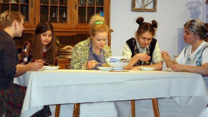 Bild: R. Kreuzer
Die männerhassenden Frauen sitzen einträchtig am Mittagstisch (von links) Altbäuerin Philomena, Tochter Josefa, Urschl und Annamirl, die Mägde, und Balduin.