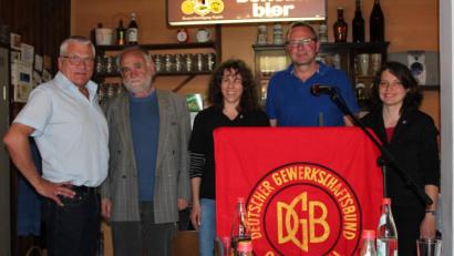 Bild: cs
Schon am Vorabend des 1. Mai lud der DGB in Auerbach zur Kundgebung ins Gasthaus Kreuzbräu ein. Von links Dritter Bürgermeister Norbert Gradl, DGB-Kreisvorsitzender Wolfgang Berndt, DGB-Ortskartellvorsitzende Sonja Hahn, der stellvertretende IG-Metall-Bevollmächtigte Udo Fechtner und die Rednerin Antonia Enßner.