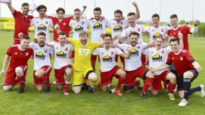 Bild: Hubert Ziegler
Freude bei den Spieler der DJK Utzenhofen nach ihrem Pokalsieg. Im Finale des Toto-Pokal-Wettbewerbs im Kreis Amberg/Weiden setzte sich das Team von Spielertrainer Matthias Rascher (hinten rechts) beim SV Köfering mit 2:0 durch.