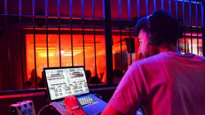 Bild: anv
Emanuel Kuderna aus Mannheim sorgte als DJ Boundless für gute Stimmung im Happy Rock.