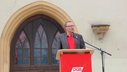 Bild: ads
Bei der Europawahl "geht es um Werte“, betonte Udo Fechtner, der 2. Bevollmächtigte der IG Metall Amberg, bei der Maikundgebung in Hirschau.