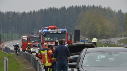Bild: dob
Mehrere Fahrzeuge der Feuerwehren aus Vohenstrauß und Pleystein rückten zu einem vermeintlichen Pkw-Brand auf der Bundesautobahn in Fahrtrichtung Tschechien aus.