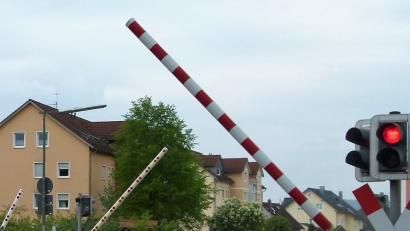 Bild: kga
Der Bahnübergang in Klardorf (Kreis Schwandorf): Am Mittwochmittag arbeiten Bahn-Mitarbeiter daran, die Störung zu beheben. Etwa 24 Stunden lang haben sich die Schranken nicht gesenkt, wenn ein Zug durchfuhr.