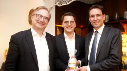 Bild: Hirsch
CSU-Kreisvorsitzender Alexander Flierl (links) überreichte Justizminister Georg Eisenreich (rechts) ein Geschenk. In der Mitte Christian Doleschal, der Spitzenkandidat der CSU für die Europawahlen.