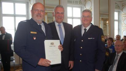 Bild: gib
Innenminister Joachim Herrmann (Mitte) mit dem bisherigen Polizeipräsidenten Gerold Mahlmeister (rechts) und Nachfolger Norbert Zink.