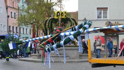 Bild: hcz
Maibaum trifft Osterbrunnen: heuer, wegen des späten Ostertermins, erstmals vorgekommen.