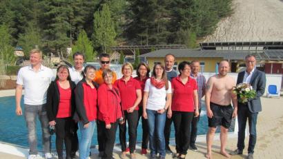 Bild: fg
Bürgermeister Hermann Falk (rechts) begrüßt Thomas Wenzl als den offiziellen ersten Badegast 2019 am Monte Kaolino. Das Team um Bäderleiter Andreas Gebhard (links) ist bestens vorbereitet auf die neue Badesaison.