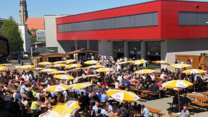 Bild: Feuerwehr Amberg
Hier essen die Freunde der Amberger Feuerwehr traditionell ihre ersten Bratwürste im Jahr: Natürlich wird beim Wachfest am Sonntag, 5. Mai, wieder der Grill angeschürt. Einen offiziellen Anlass zum Feiern gibt es auch - die Wehr kann wieder ein neues Fahrzeug in Betrieb nehmen.