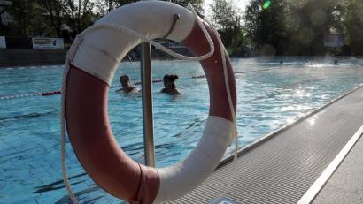 Bild: Wolfgang Steinbacher
Kostet ein bisschen Überwindung, so ein Start in die Freibadesaison bei um die 8 Grad Außentemperatur. Aber wenn man mal drin ist im Wasser, kann man in aller Ruhe schwimmen.