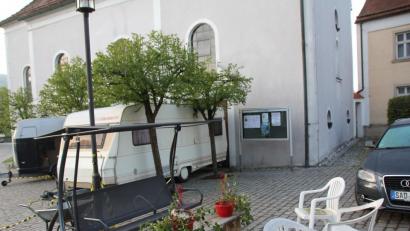 Bild: frd
Kein Kirchgang war am 1.Mai in Gaisthal möglich, denn vor dem Eingang stand ein riesiger Wohnwagen.