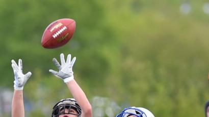 Bild: A. Schwarzmeier
Die Weiden Vikings (blaue Trikots) landeten gegen Plattling einen Auftaktsieg in der Landesliga. Doch noch längst lief nichts alles rund bei den Footballern der DJK Weiden.
