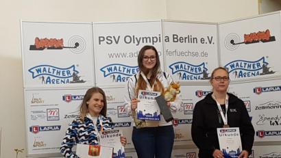 Bild: rwo
Maria Kausler (Mitte) von den Kastler Sportschützen mit der Argentinierin Alliana Volkart (links) und Jana Tolonitz bei der Siegerehrung.