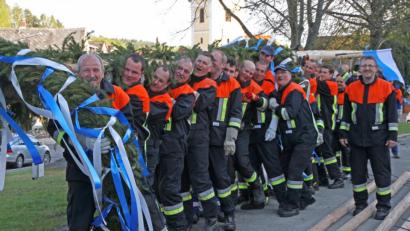 Bild: nm
Den schweren Stamm erst einmal auf die Schulter nehmen, so startete die Feuerwehraktion zum Aufstellen des Maibaums.