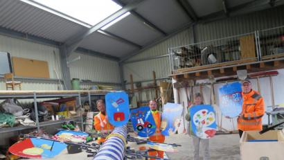 Bild: jzk
Michael Deubzer, Peter Wolf, Susanne Vonhoff und Raimund Panzer (von links) befestigten die zwölf Zunfttafeln am Maibaum.