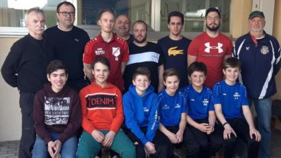 Bild: gel
Die neuen Schiedsrichter mit den Verantwortlichen, (hinten von links) Karl Vollmer (Lehrteam), Christian Schrott (TSV Theuern), Rene Bachfischer (SV Michaelpoppenricht), Obmann Thomas Gebele, Samuel Fahrmer (SV Michaelpoppenricht), Ibrahim Randel (1. FC Schlicht), Evren Baser (SV Inter Bergsteig), Lehrwart Walter Schimpke, (vorne von links) Dominik Lang (SV Illschwang), Vinzenz Ram, Leon Reichlmeier, Florian Richthammer, Ben Bauer, Lukas Völkel (alle DJK Ensdorf).