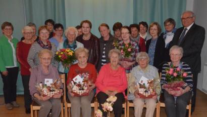 Bild: Kunz
Der neugewählte Vorstand gratuliert den Geehrten beim Frauenbund Herz Jesu im Bibelsaal.