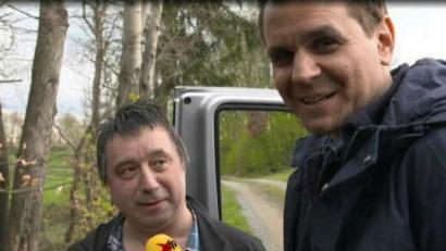 Bild: Lowak
Auf einem Feldweg am Ritzerberg traf der Windischeschenbacher Josef Ellert (links) 2017 auf Stern-TV-Reporter Stefan Uhl. Anschließend war der Windischeschenbacher zu Gast im Studio.