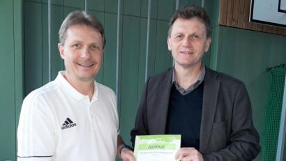 Bild: tu
TC-Vorsitzender Bernd Piehler (rechts) überreicht Mario Hartung den C-Lizenz-Trainerschein des Bayerischen Tennisverbandes.