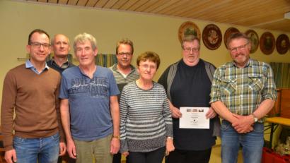 Bild: dob
Franz Hermann aus Schwandorf (Dritter von links) entschied den Preisschafkopf der CSU in Oberlind für sich und nahm 150 Euro Gewinnsumme mit nach Hause. Theresia Gösl aus Roggenstein (Mitte) verwies Karl Windl aus Bruck (Zweiter von rechts) auf Platz drei. Der neue Ortsvorsitzende Florian Meißner (links) bedankte sich bei seinen Unterstützern.