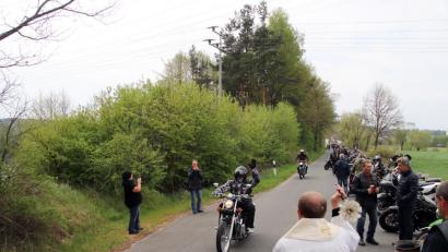 Bild: jma
Für eine unfallfreie Saison: Pfarrer Thomas Thiermann segnet beim Motorradgottesdienst in Hütten die Biker.