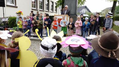 Bild: bkr
Die Schüler der Klassen 1 und 2a der Grundschule ließen den Frühling erblühen. Im Vordergrund die Kinder des Kindergartens.