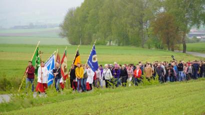 Bild: fvo
Viele Pilger machten sich von Waldthurn aus zum Fahrenberg auf und eröffneten zusammen mit Pfarrer Norbert Götz und Diakon Janusz Szubartowicz das Fahrenberg – Wallfahrtsjahr 2019.