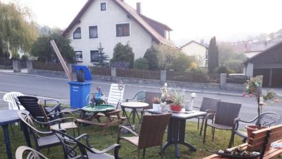 Bild: cro
Einladend haben die Walperer die Gartenstühle und Tische am Maibaum gruppiert.