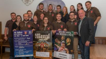 Bild: exb
Das Führungsteam des Heimat- und Kulturvereins (von links, oberste Reihe): Tobias Wagner, Maximilian Hirsch, Florian Meier, Katharina Beck, Laura Gimpl, Theresa Ehbauer, Markus Metschl sowie Benedikt Koller, Jennifer Wagner, Josef Vogl, Benedikt Feldbauer, Feodora Romahn, Andreas Hirsch, Stefanie Metschl, Dominik Wagner, Andreas Ströhl und Bürgermeister Roland Strehl.