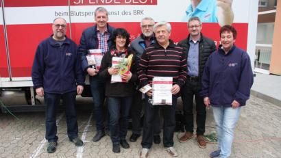 Bild: wro
Vielfache Blutspender zeichnete das BRK Wiesau aus. Im Bild (von links) stellvertretender Bereitschaftsleiter Richard Meierl, Michael Bauernfeind, Elke Bächer, Helmut Köstler, Rudolf Pscherer und Uwe-Josef Rosner sowie Conny Klarner vom BRK-Team.