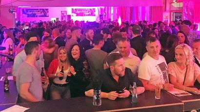 Bild: lst
Da geht die Post ab: Bis in die frühen Morgenstunden wird bei „Just friends – Die Party von Freunden für Freunde 5.0“ in der Weidener Mehrzweckhalle abgefeiert.