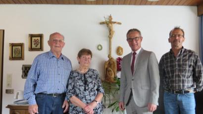 Bild: jzk
Nicht nur Sohn Alfred (rechts) und Ehemann Hans (links), sondern auch Bürgermeister Werner Nickl gratulierten Betty Vogel zu ihrem 80. Geburtstag.