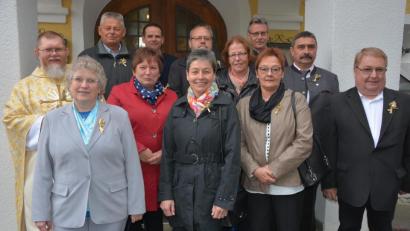 Bild: jr
Nach dem Gottesdienst stellten sich die Kommunionjubilare vor der Pfarrkirche zum Erinnerungsbild. Links im Bild Pfarrer Robert Ploß.